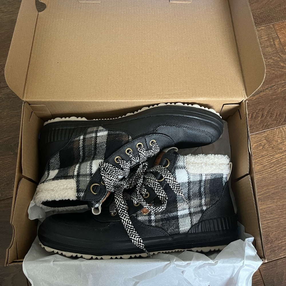BRAND NEW IN BOX Women’s Keds Black and White Plaid Sneaker Boots - Picture 5 of 7